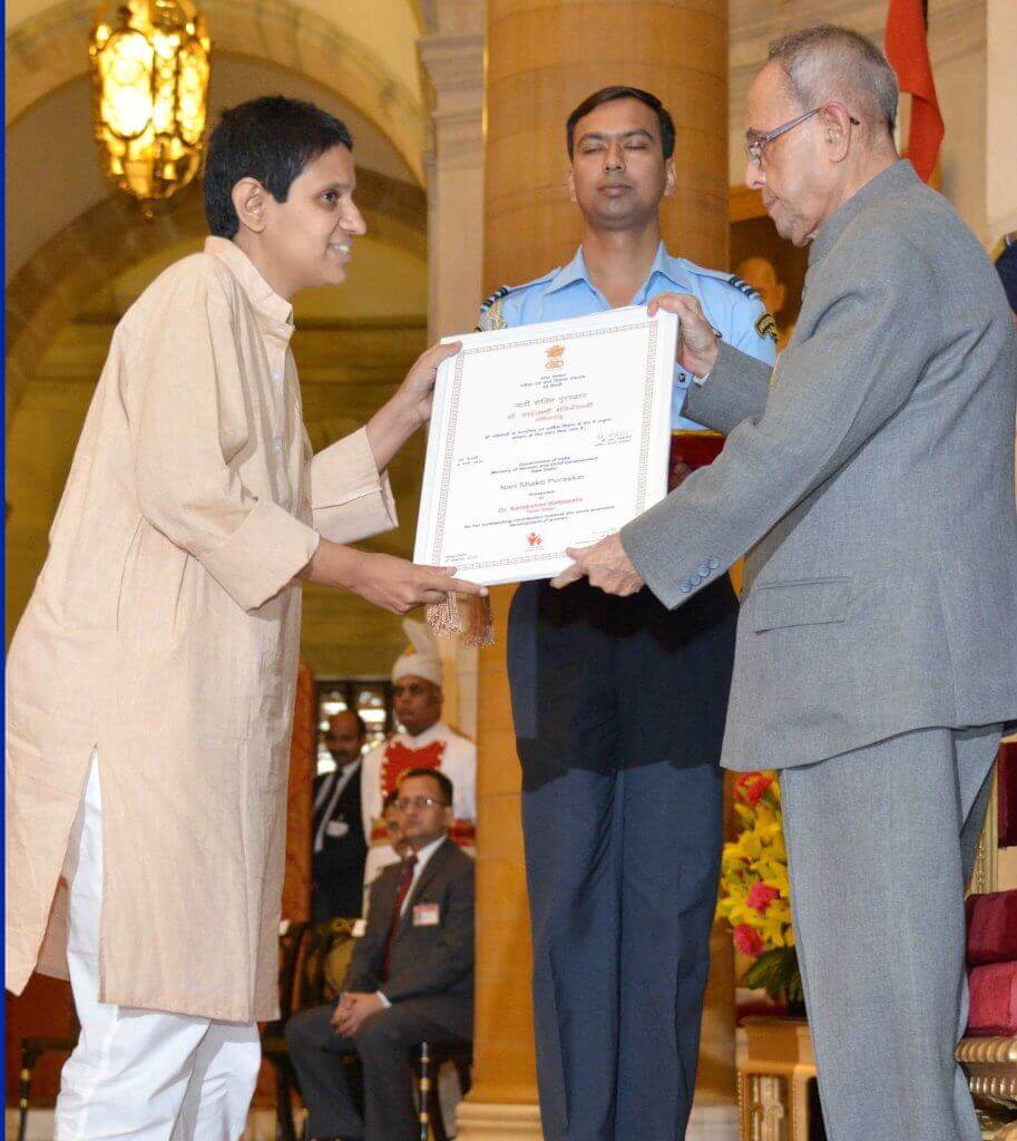 Pranab_Mukherjee_presenting_the_Nari_Shakti_Award_Dr.-Sailakshmi-Balijepally-913x1024
